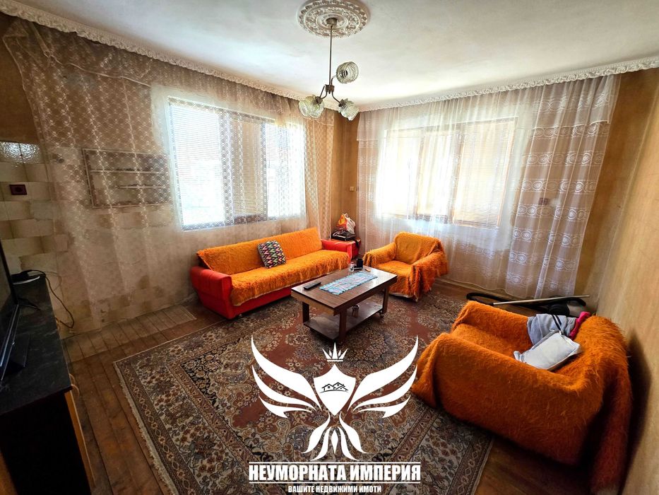 Продавам тристаен с гараж, партерни стаи и 219кв. двор в гр.Асеновград