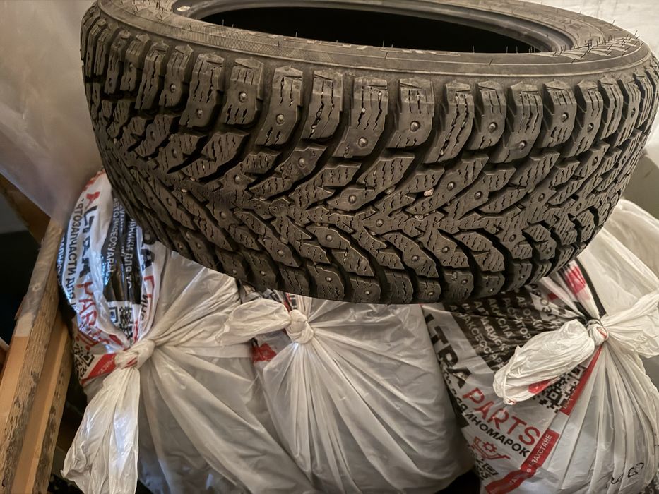 Продаются шины Nokian Hakkapeliitta 9 215/55 R17 98T c шипами.
