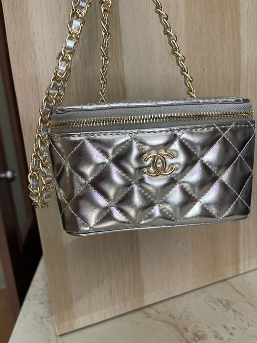 Чанта Chanel тип мини куфарче сребриста