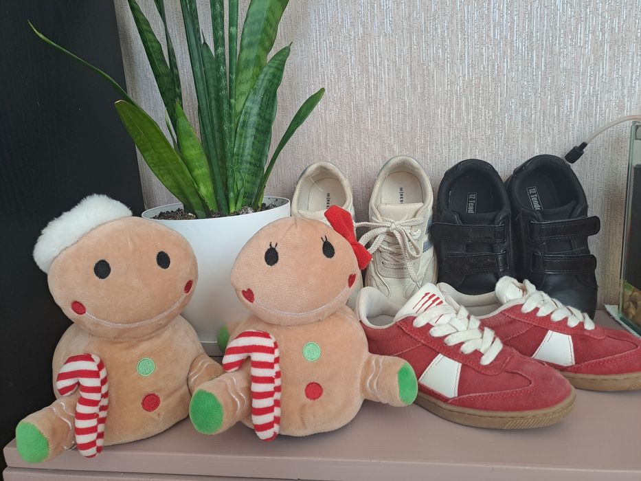 Лот детски кецове за момиче.