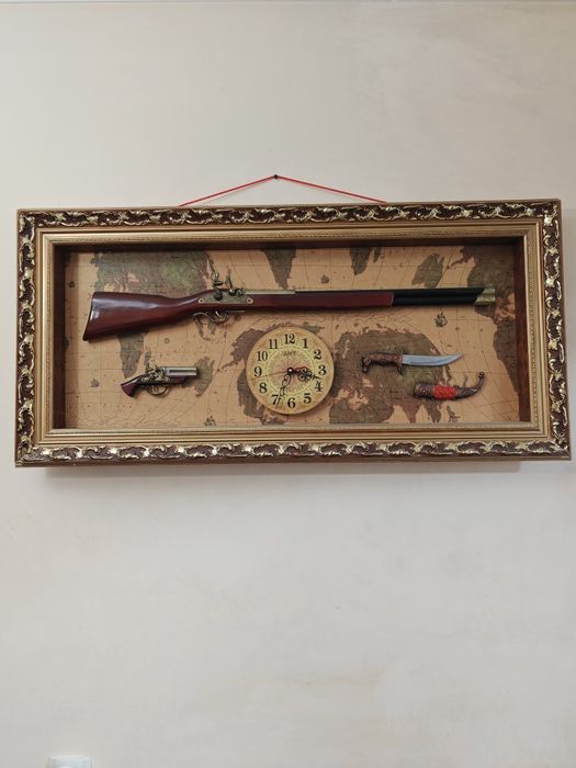 Продаются часы в виде собранного старого оружия