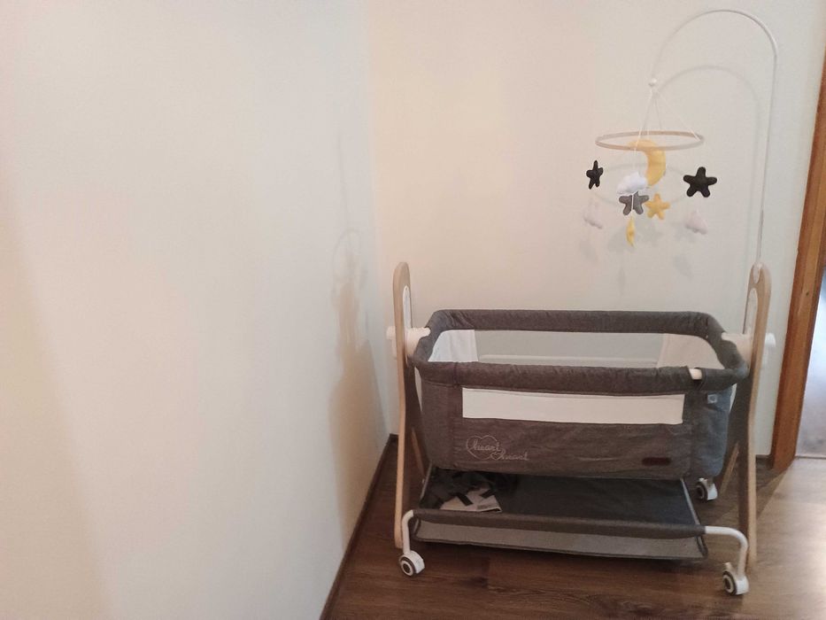 Бебешко легло next to me