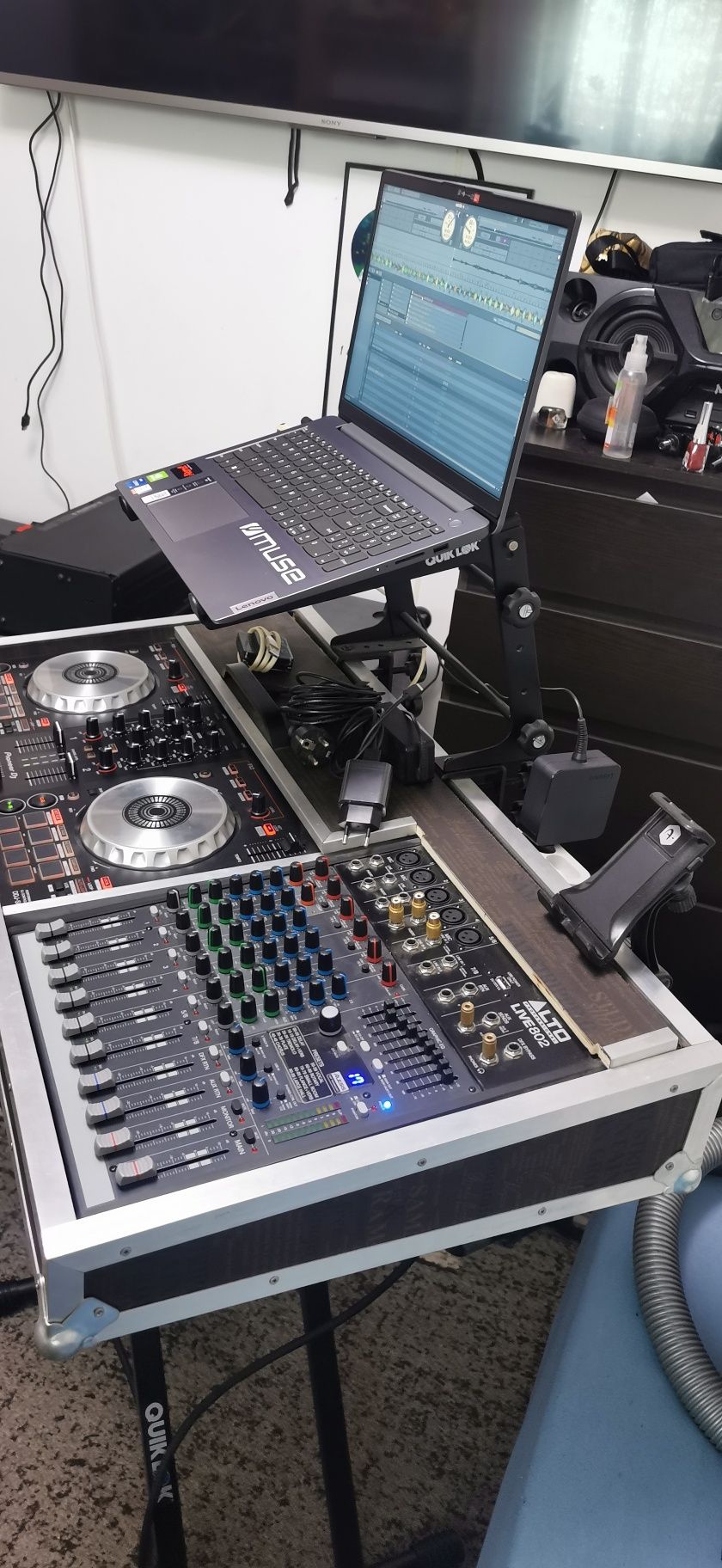 Pupitru DJ complet (mixer voci/consolă dj/case cu suport laptop)