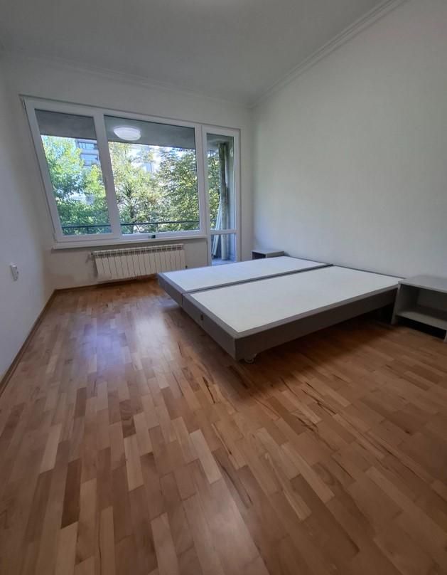 Дава се под наем Тристаен апартамент в София, Изток - 90 кв.м за 950 € - Снимка #2