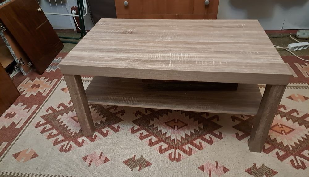 Продавам маса и скрин