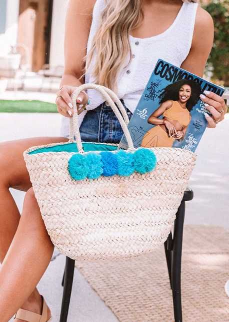 Плажна чанта със сини помпони