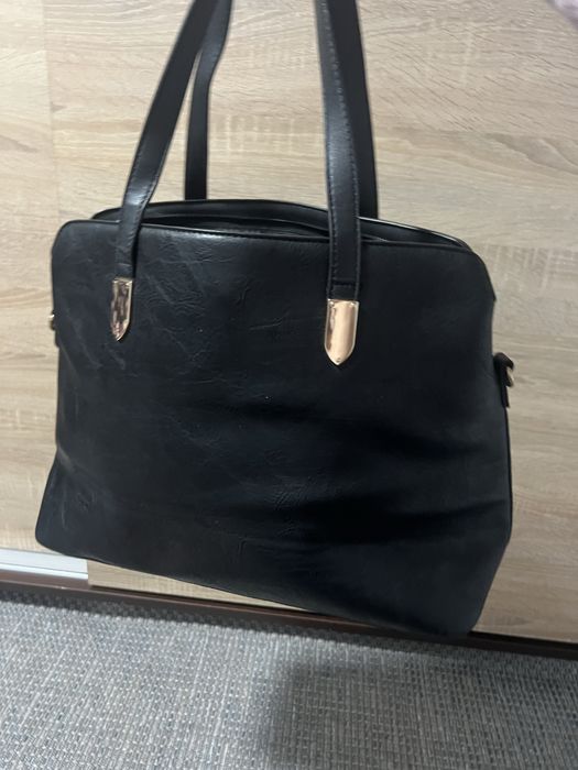 Vând geantă de culoare neagră.