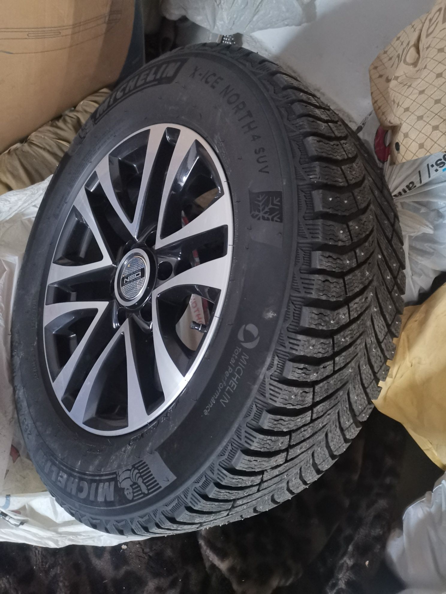 Продам зимние шипованные шины на прадо