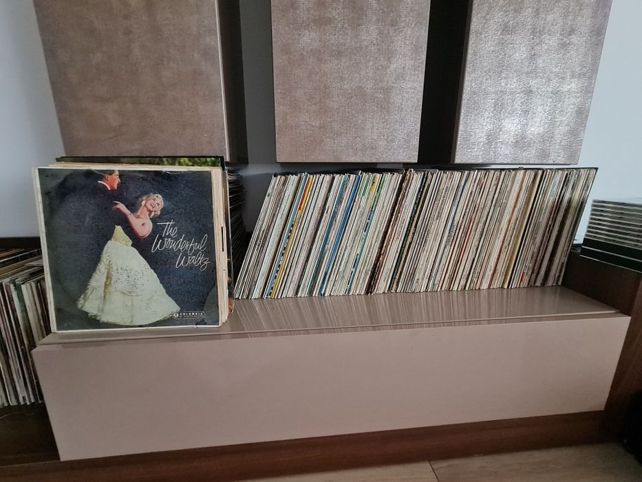 Vând colecție 300 placi vinyl pentru Pick-up