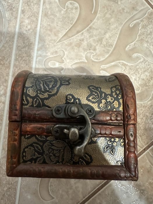 Cutie mica de bijuterii din lemn stil vintage