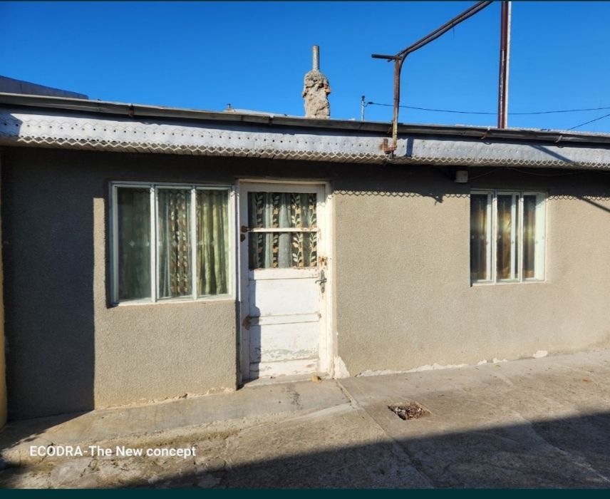 Vand/ inchiriez  magazie și loc de parcare