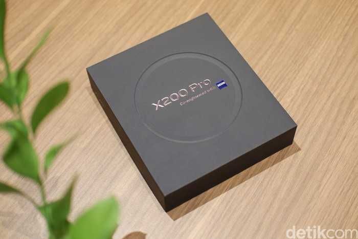 Vând smartphone Vivo X200 PRO