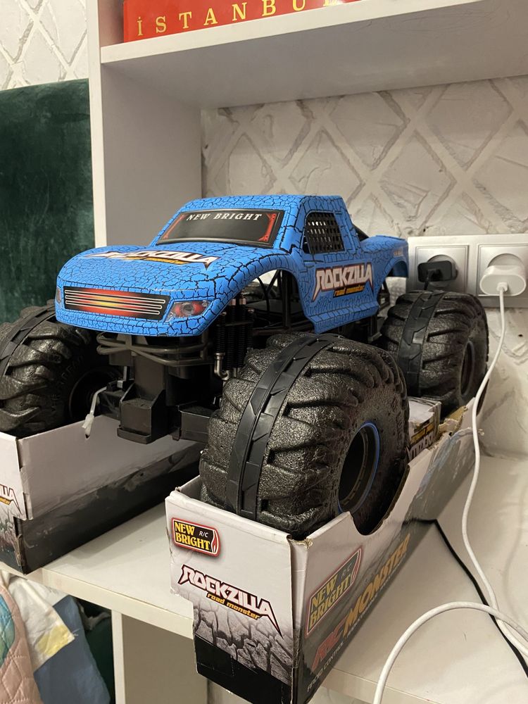 New Bright: R/C. 1:10 RockZilla со светом и звуком (40см.)