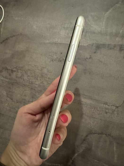 Iphone 11 64gb бял