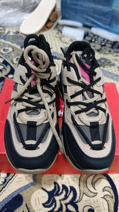 Кроссовкалар 5мың тг.Новый