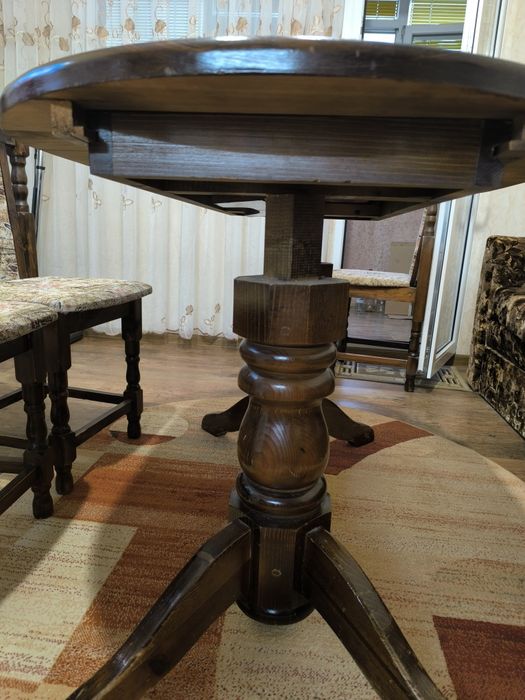 Масивна маса със столове и удобен диван- канапе