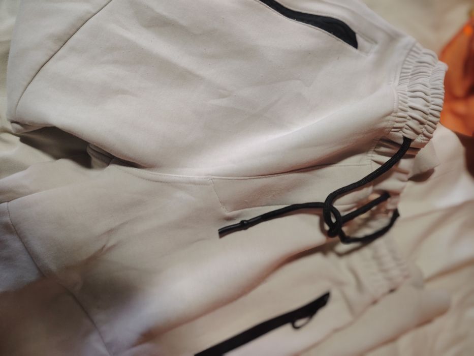 O pereche de pantaloni groși de trening