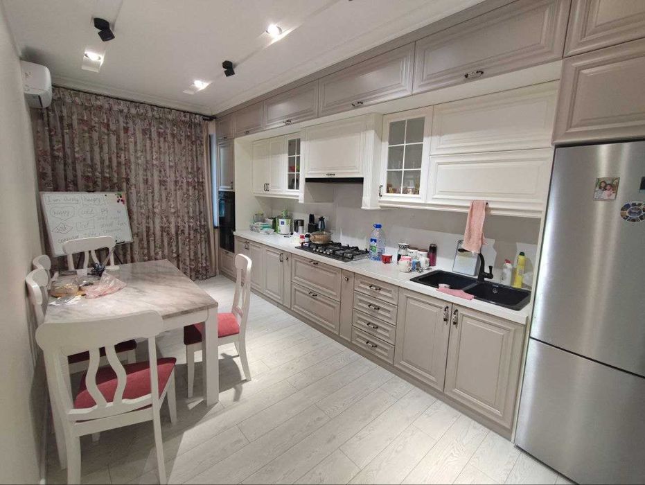 Айбек. Eвpo peмонт. 4/1/10. Kирпич. 110,5 м.кв. Фидокор, Шевченко.