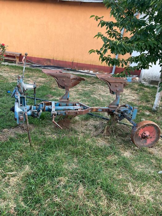 Tractor si plug reversibil