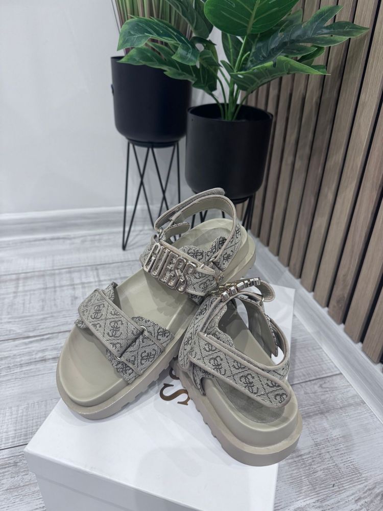 Сандали GUESS чисто нови.