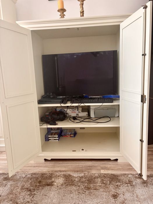 Vând comodă și corp înalt lemn masiv 2500 lei