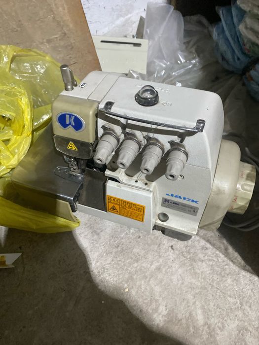 Продаются швейные машинки аверлок и распашивалка состояние хорошое