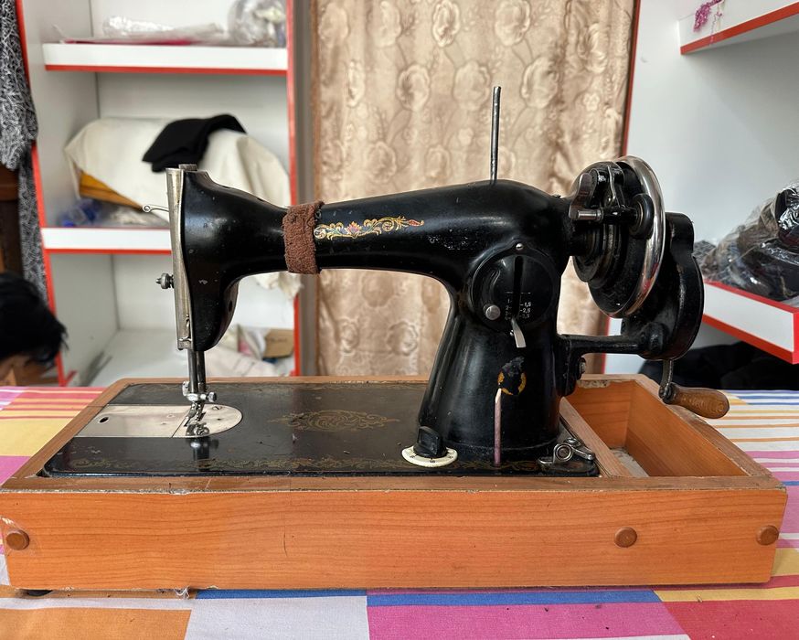 Продается швейная машинка советская, ручная для шитья.