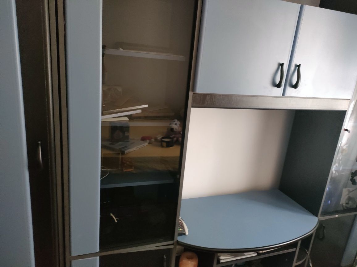 Vând mobilier de dormitor și măsuță