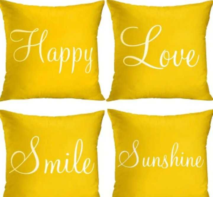 Жълти калъфки за декоративни възглавници с надписи.