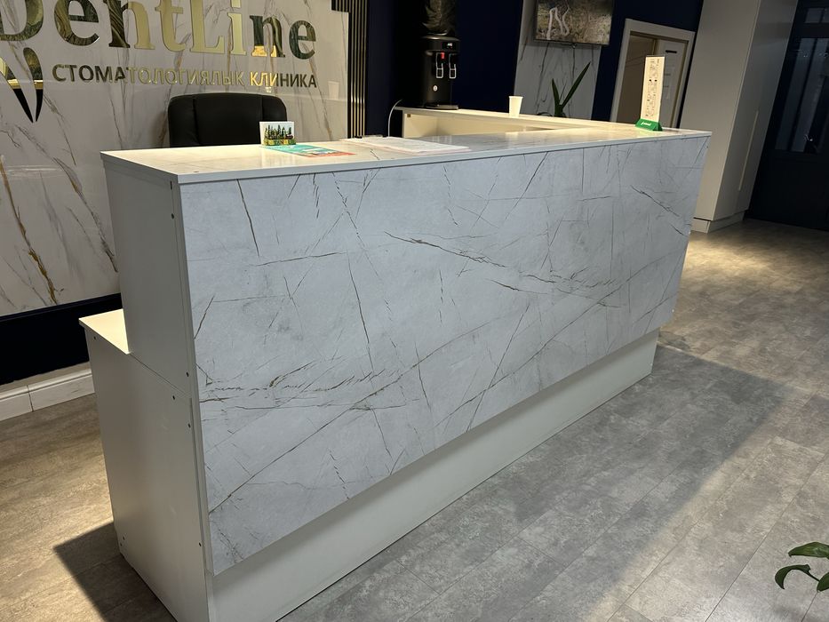 Ресепшен и журнальный столик