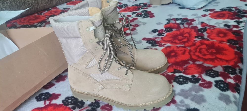 Vând bocanci de vara