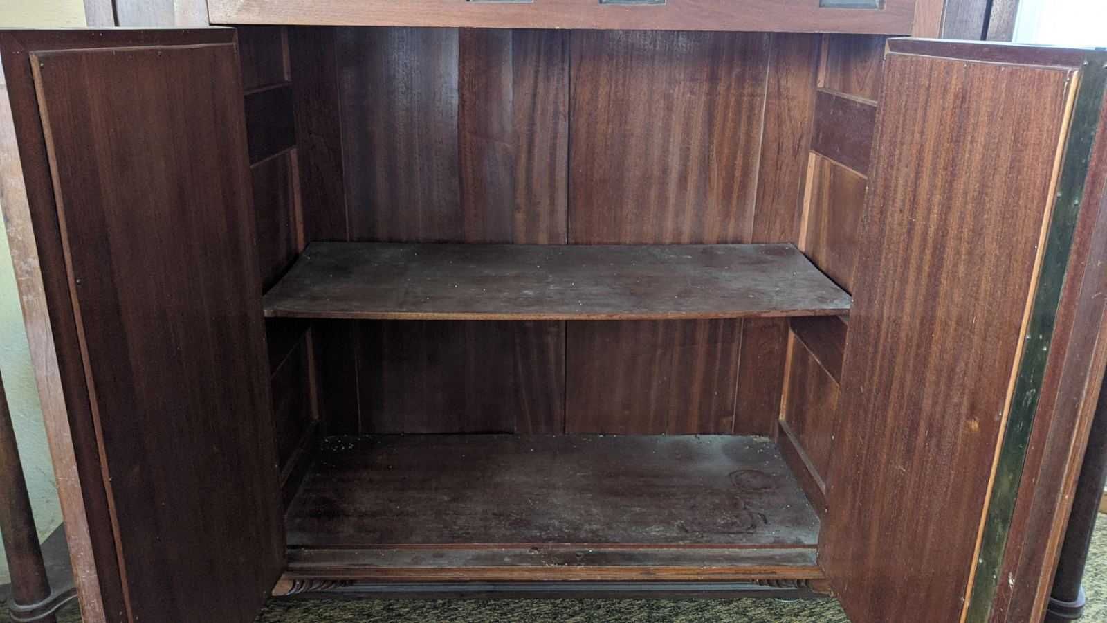 Старинен шкаф с дърворезба - с долна и горна част
