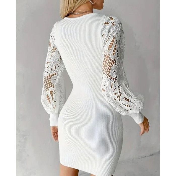 Бяла плетена рокля с дантела по ръкавите