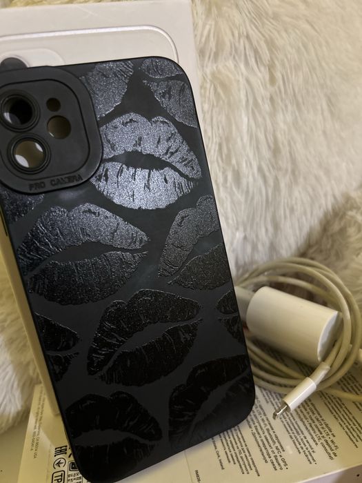 Vand iPhone 11 in stare impecabila , folosit inca de la inceput cu hus