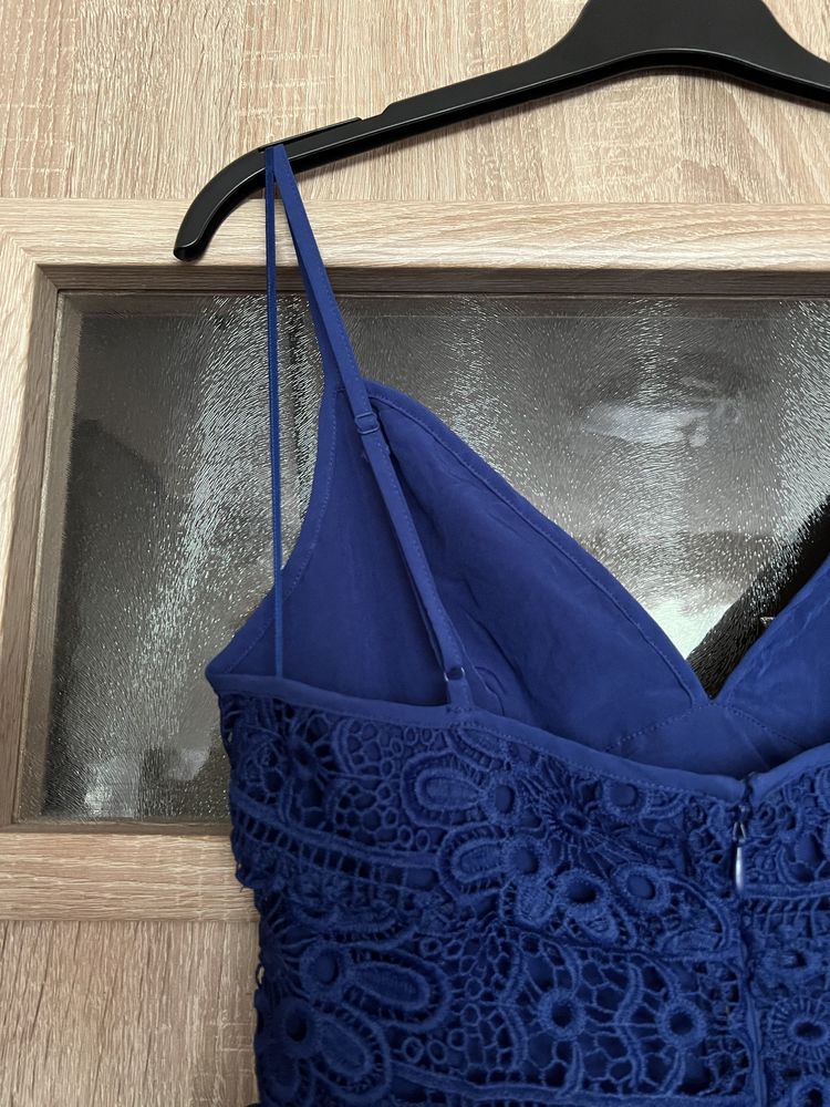 Рокля с дантела Guess