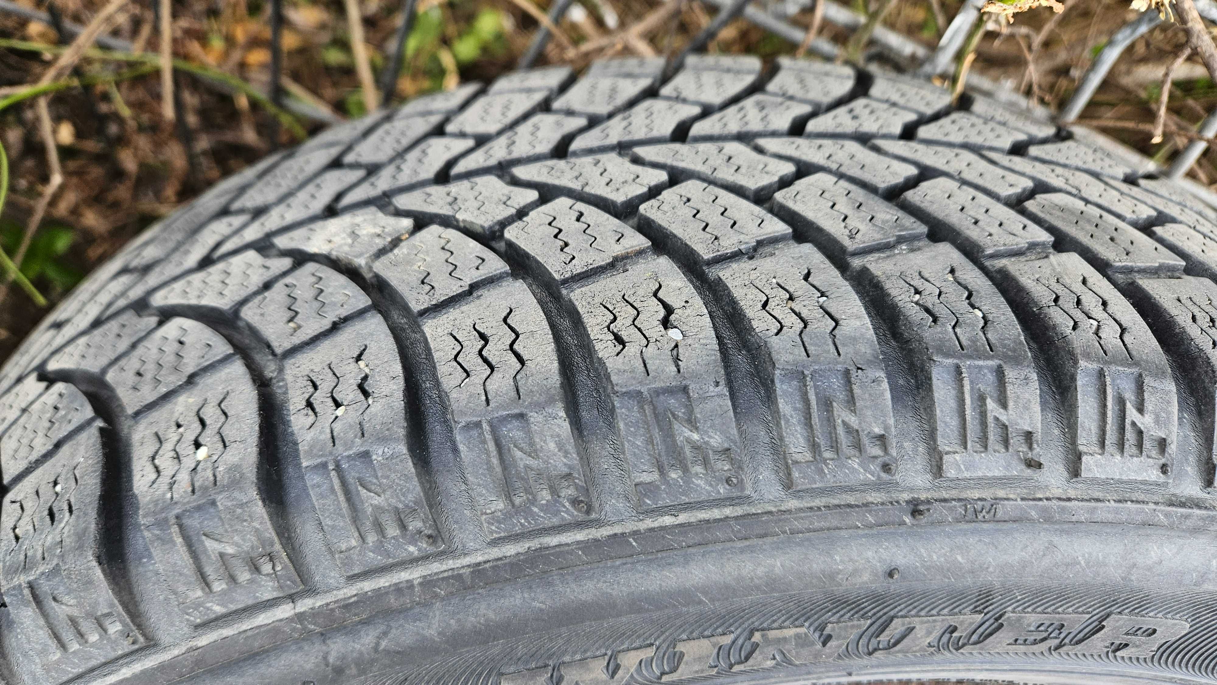 Patru anvelope iarna + jante tabla + capace Skoda Fabia 165/85 R14 86T