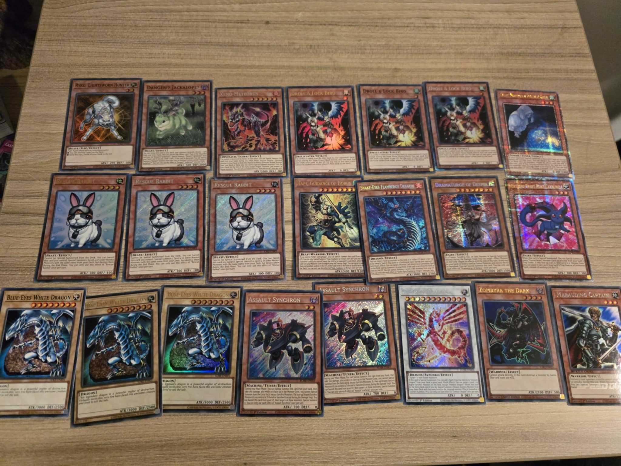 Оригинални чисто нови карти Yu-Gi-Oh + протектори + кутия