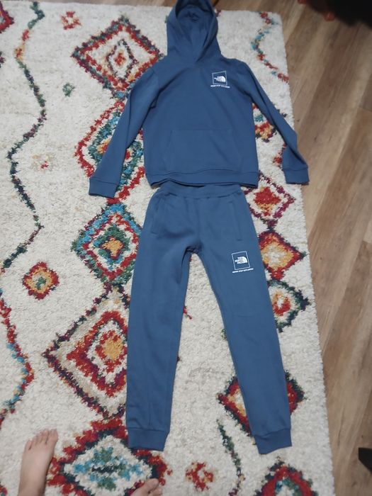 Vând trening THE NORTH FACE original 10-12 ani