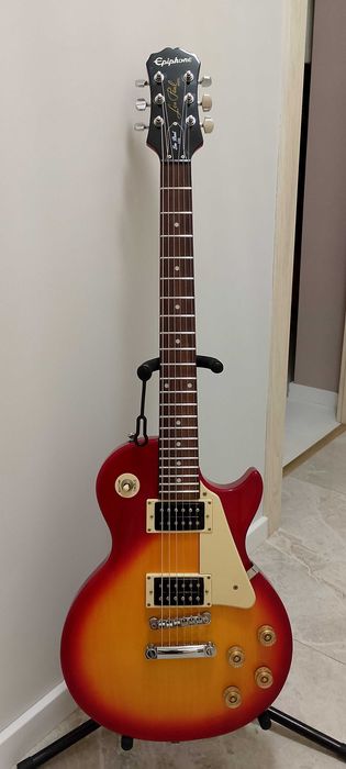 Продавам перфектна електрическа китара Epiphone Les Paul 100.