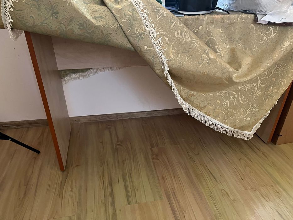 Стари мебели - гардероби, шкафове и маси.