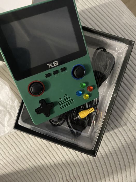 Vand consola portabila cu peste 500 jocuri