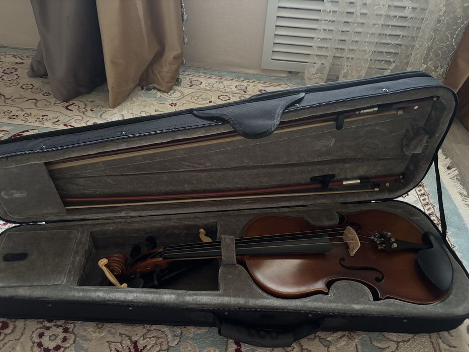 Скрипка ,2 смычка, подставка
