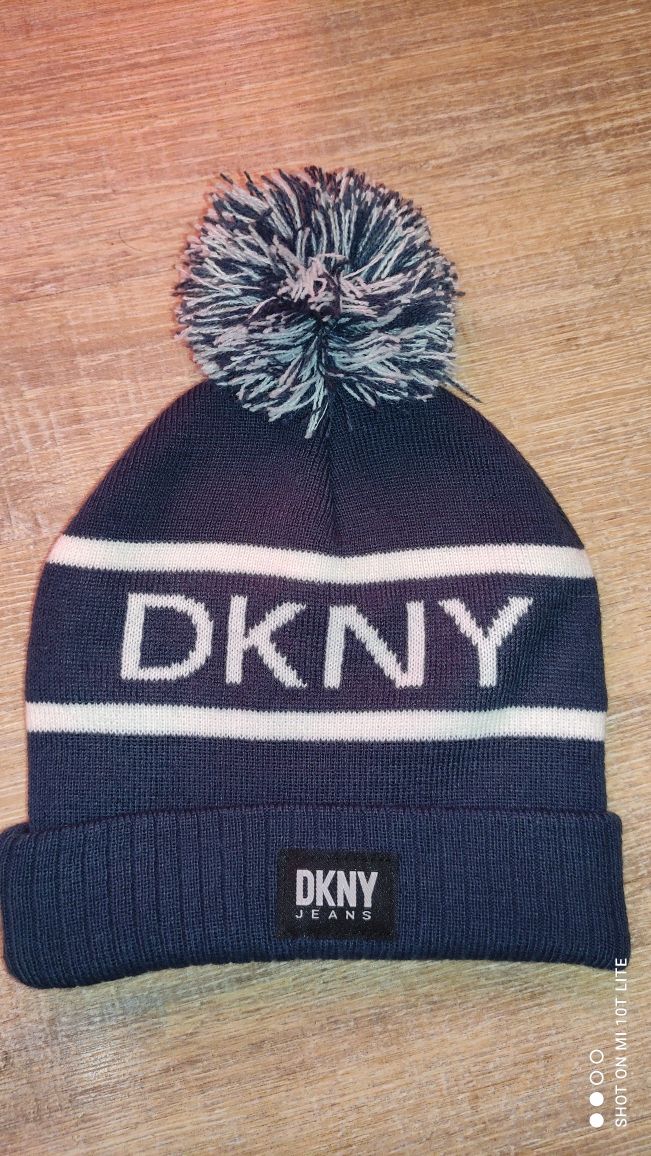 шапка  на   DKNY