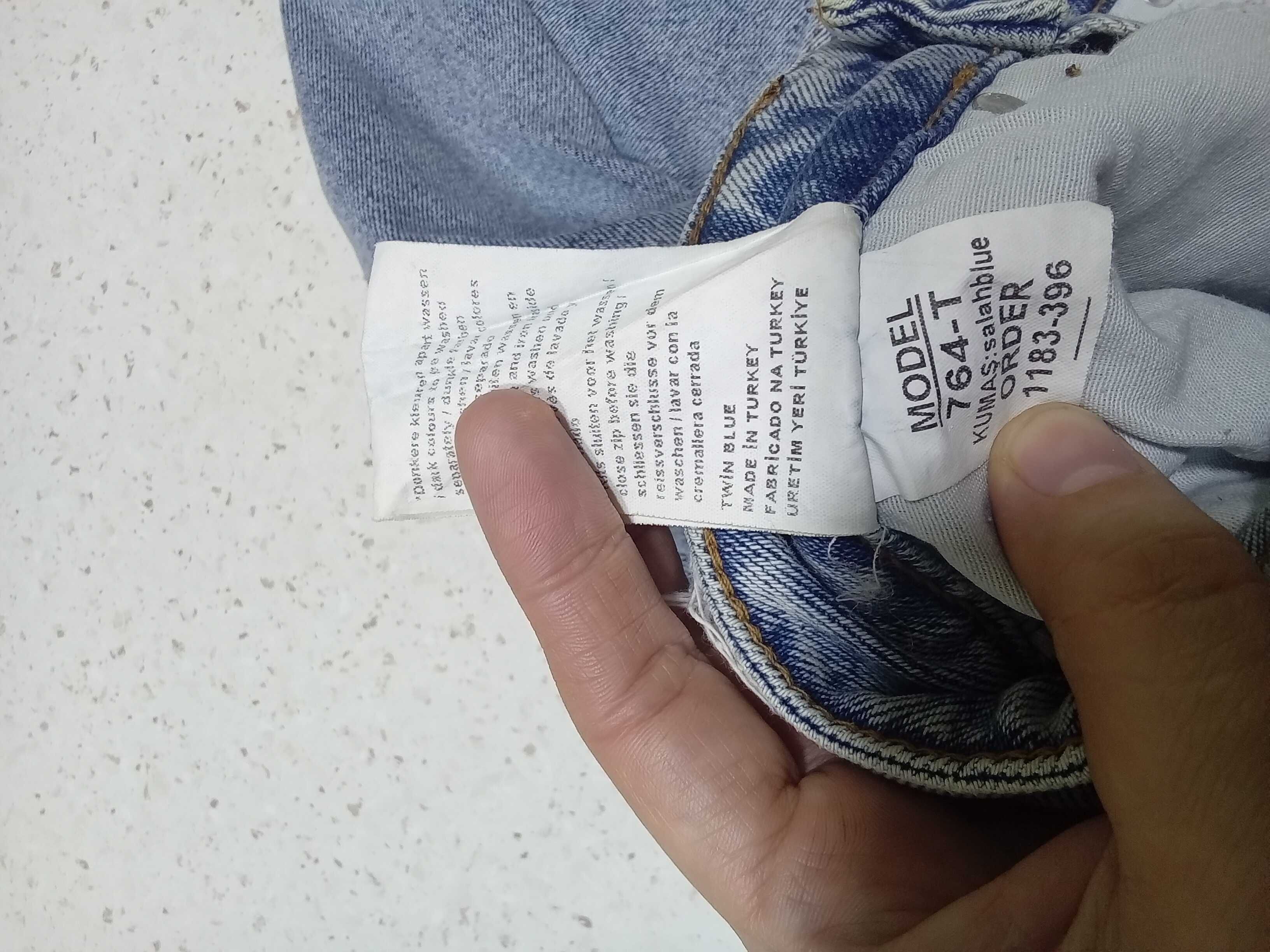 Qizlar djensi shimi sotiladi
