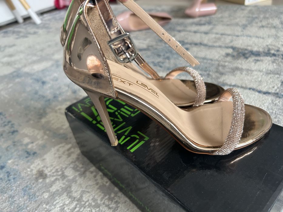 Sandale roz-aurii cu toc