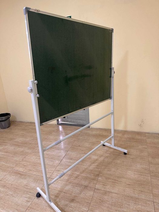 Доска, стеллаж, стол, стул, переплётный аппарат и другое.