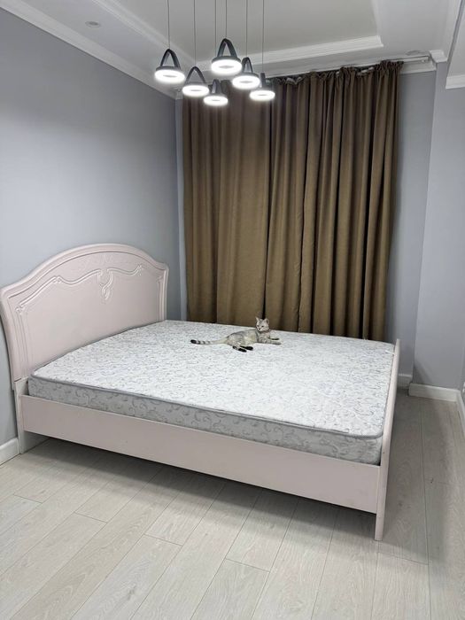 Двуспальная кровать с матрасом