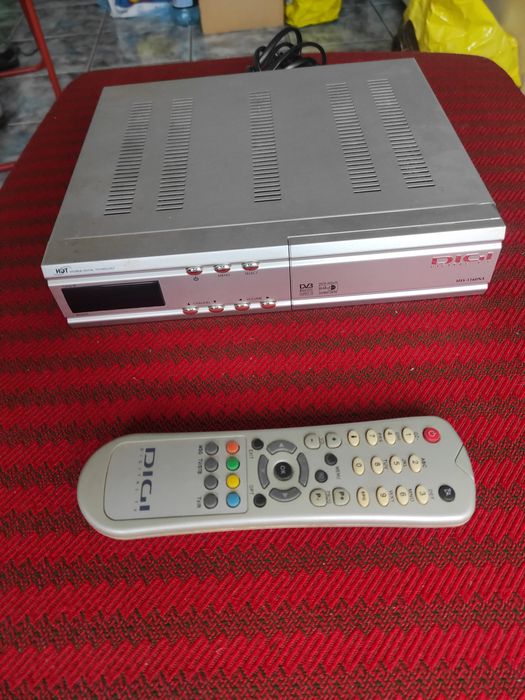 Receiver digital satelit Hyundai pentru digital TV, cu telecomandă, în