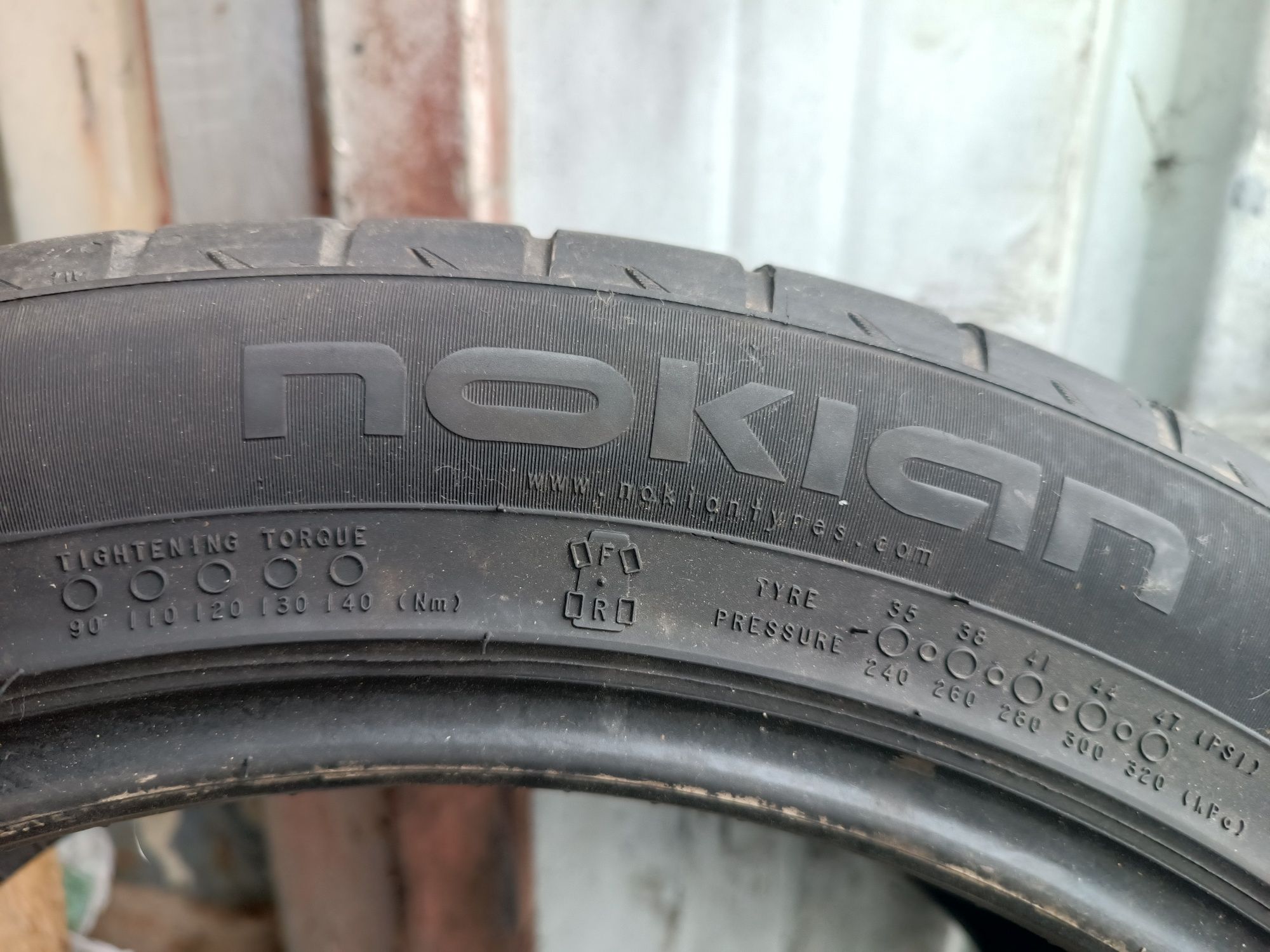 235/45/17 Nokian