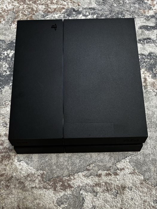 PlayStation 4 1TB + 2 manete